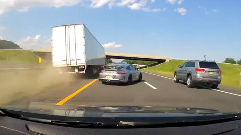 Οδηγός Porsche τη γλυτώνει για εκατοστά!